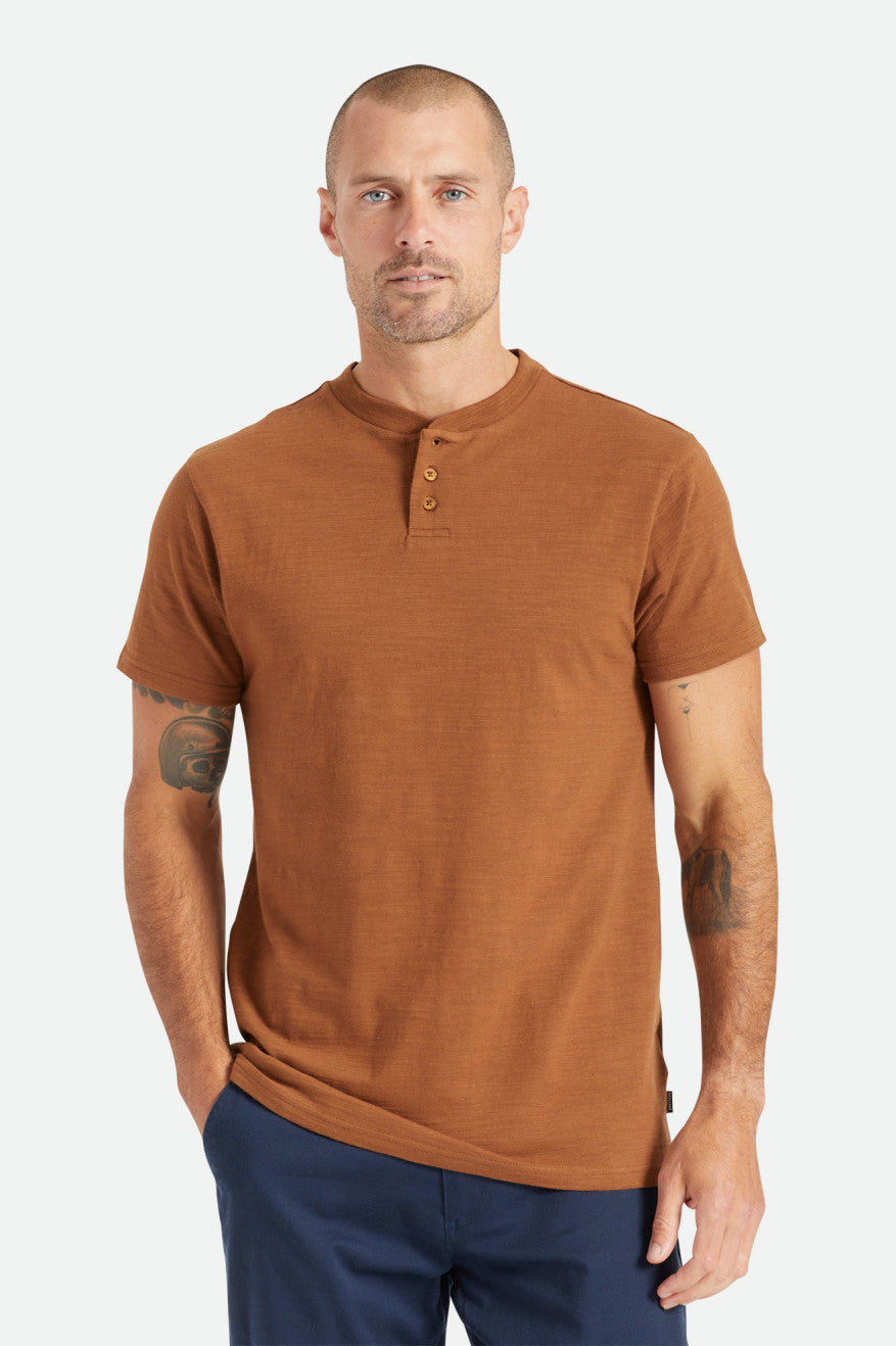 Tops Brixton Basic Slub S/S Henley Hombre Marrones | DHGU09148